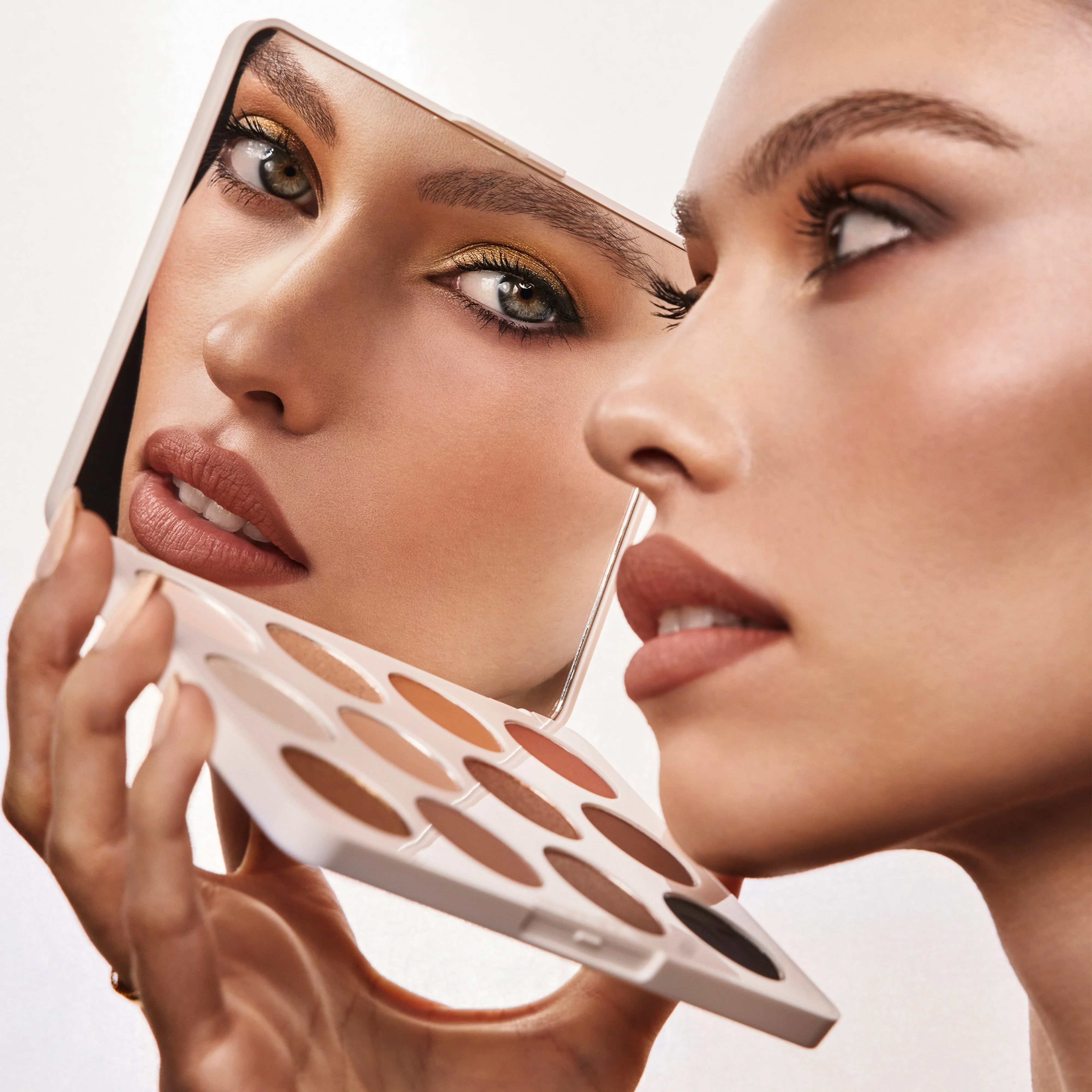 15-chromaplus-12-pan-eyeshadow-palette-28.webp ChromaPlus 12-Pan Eyeshadow Palette