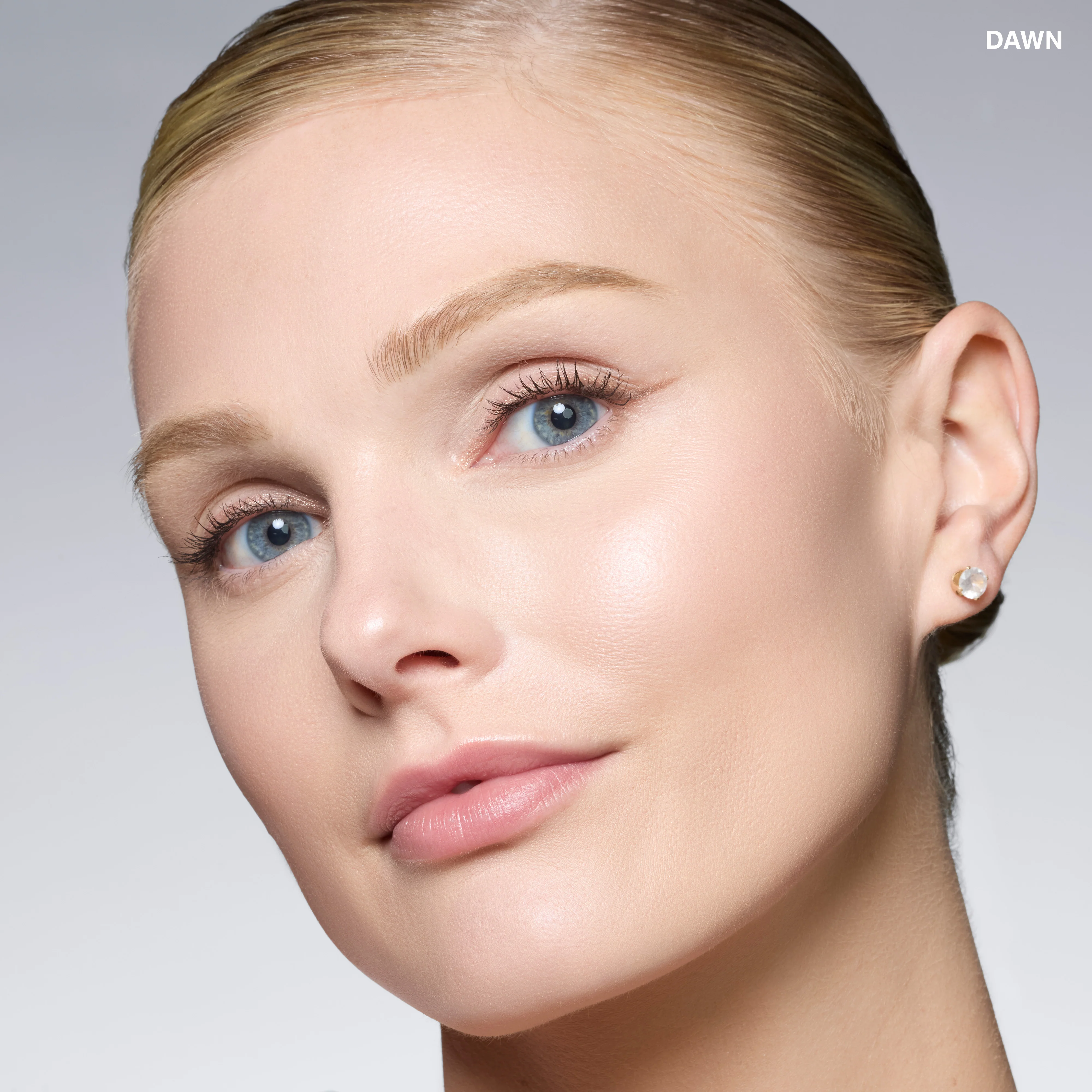 400-cloudlight-soft-glow-veil-finishing-powder-3.webp Cloudlight Soft Glow Veil Finishing Powder